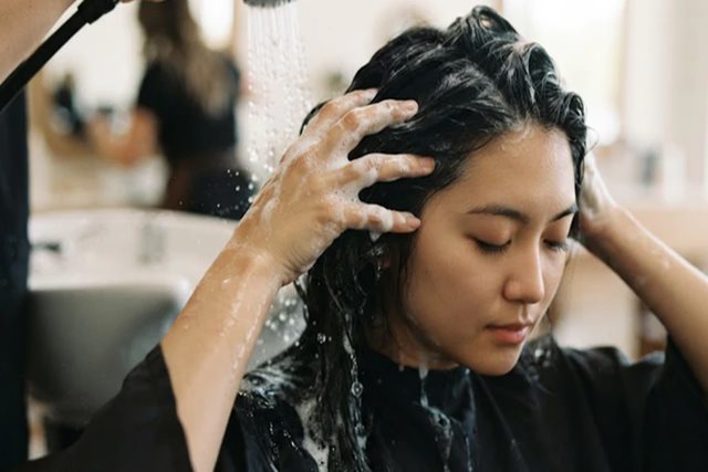 Thường xuyên đổi dầu gội có gây rụng tóc?